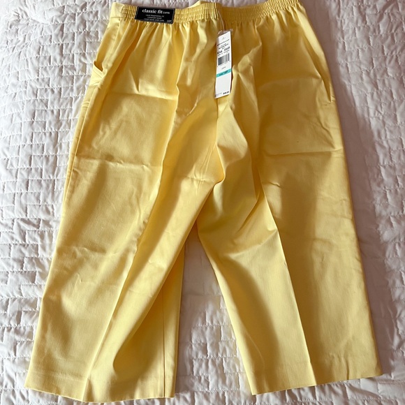 Alfred Dunner Lemon Colored Classic Fit Capri Size 16 Petite - Picture 3 of 5
